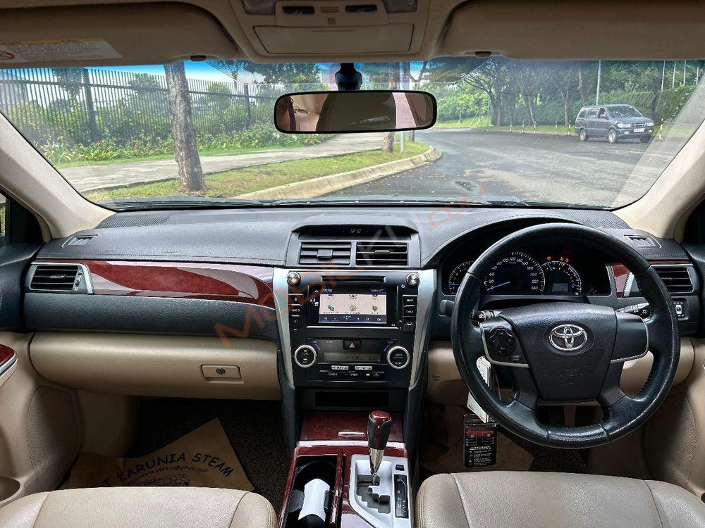 Mobil Toyota Camry 2013