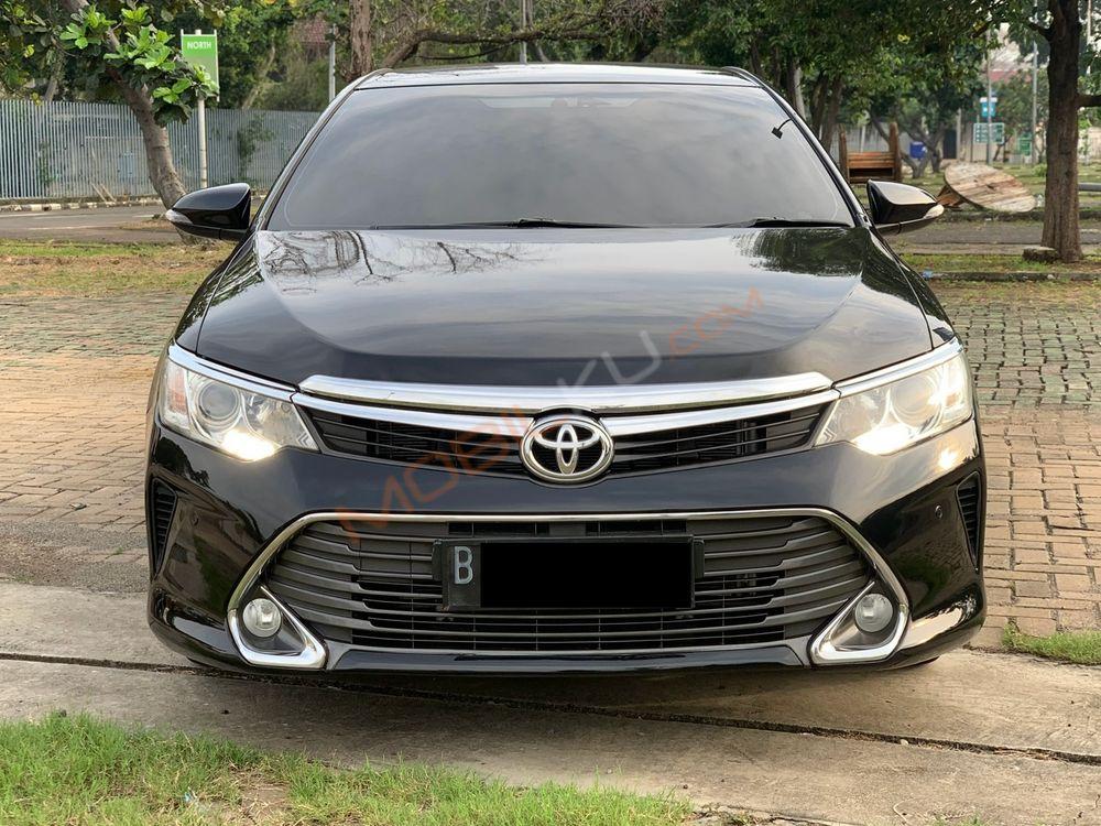 Mobil Toyota Camry 2015