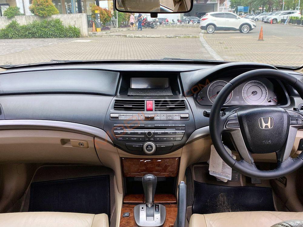 Mobil Honda Accord 2011