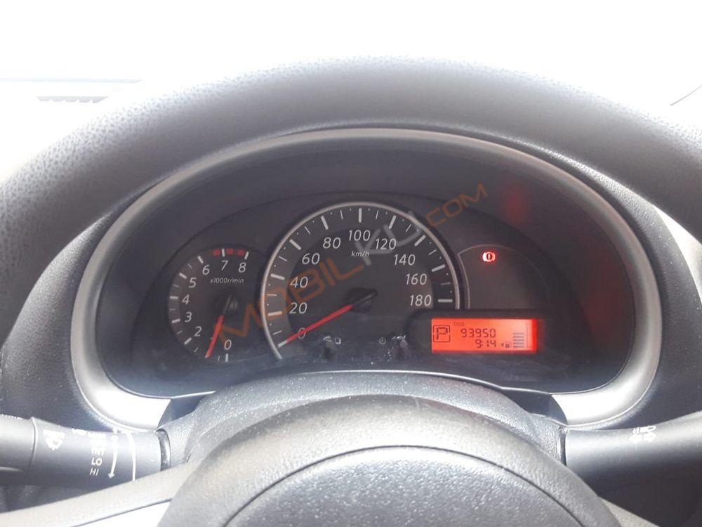 Mobil Nissan March 2012
