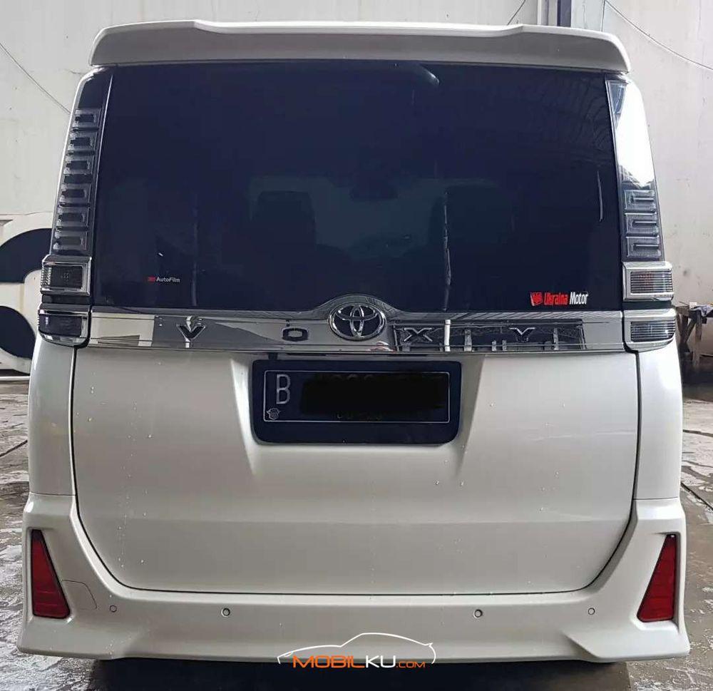 Mobil Toyota Voxy 2018