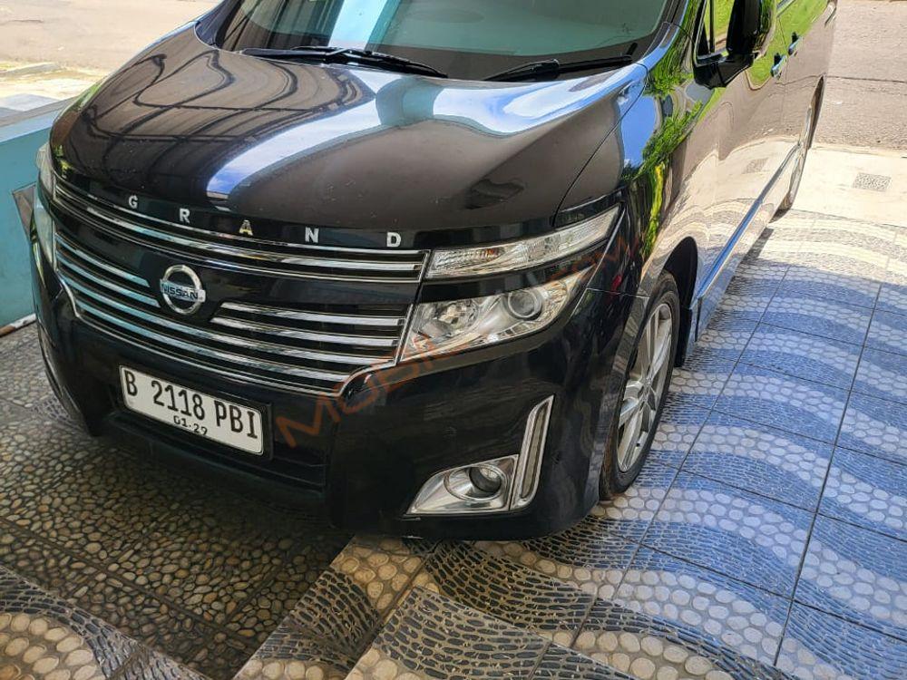 Mobil Nissan Elgrand 2013