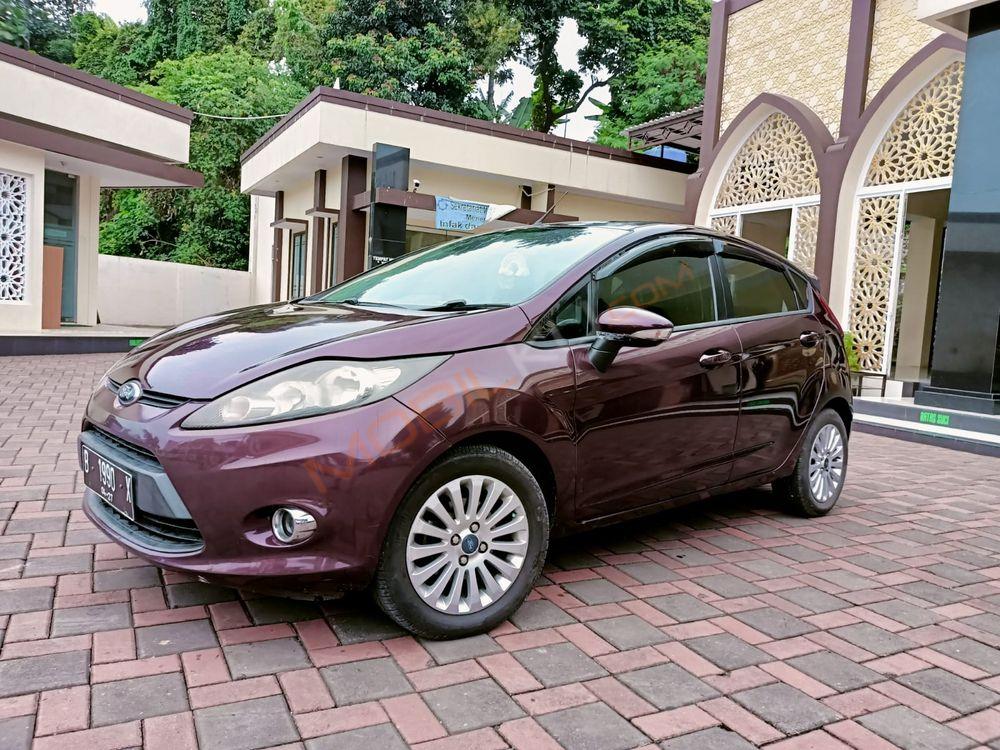 Mobil Ford Fiesta 2012