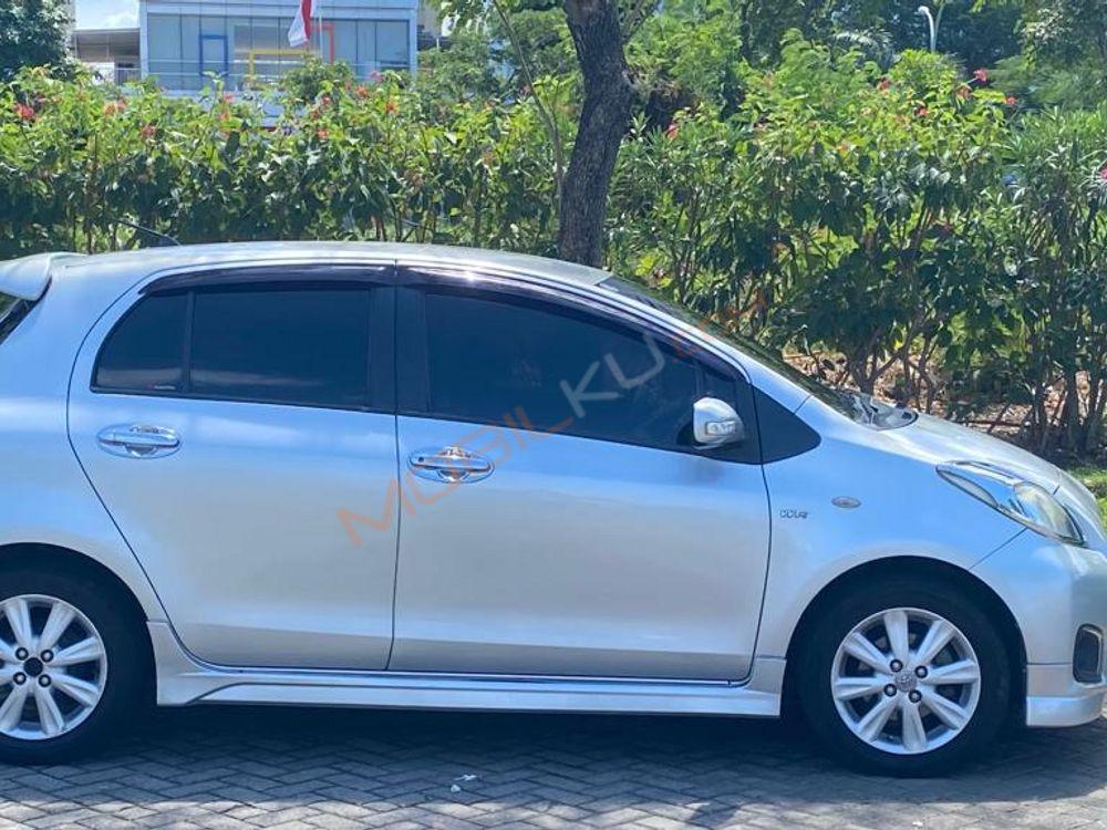 Mobil Toyota Yaris 2012
