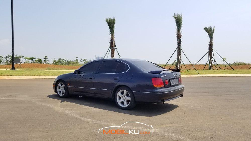 Mobil Lexus GS 2000