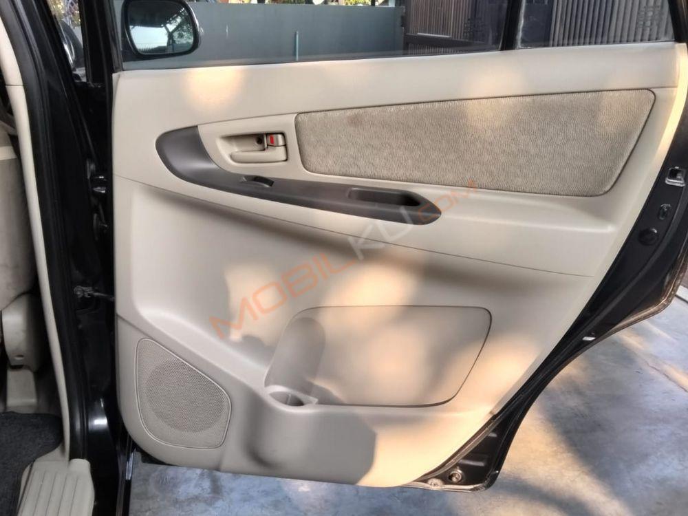 Mobil Toyota Kijang Innova 2010