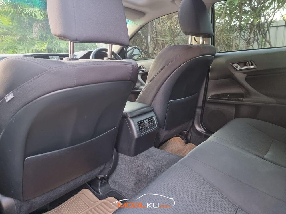 Mobil Toyota Mark X 2012