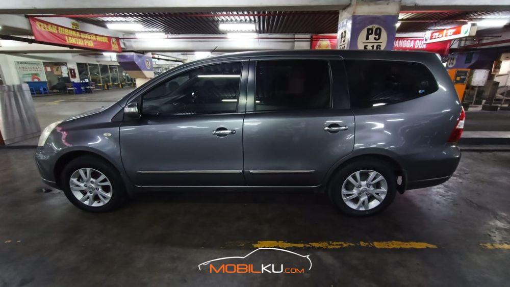 Mobil Nissan Grand Livina 2011
