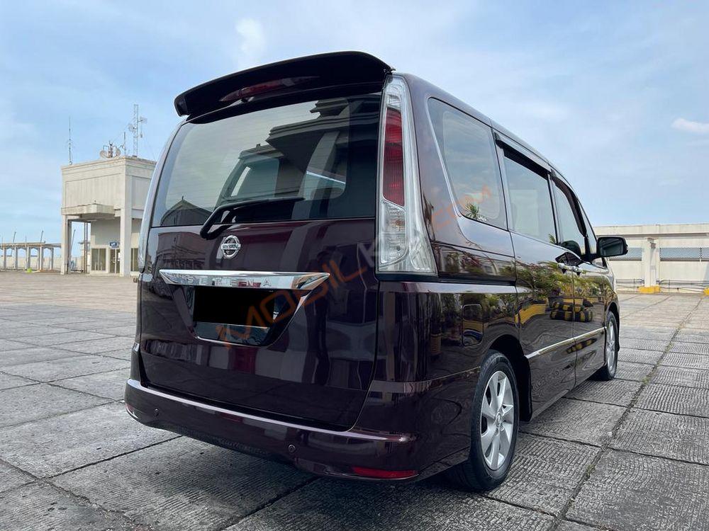 Mobil Nissan Serena 2013