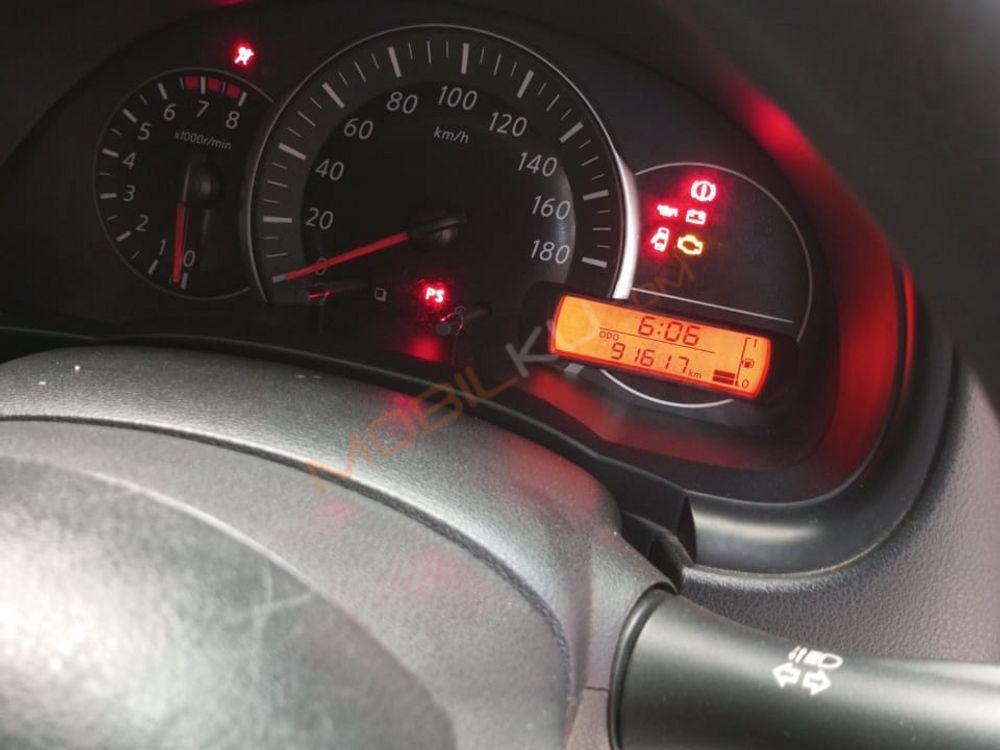 Mobil Nissan March 2015