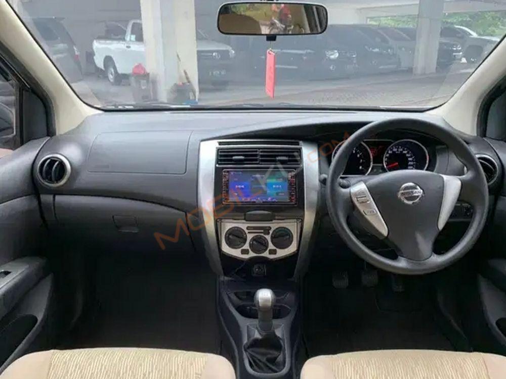 Mobil Nissan Livina 2018
