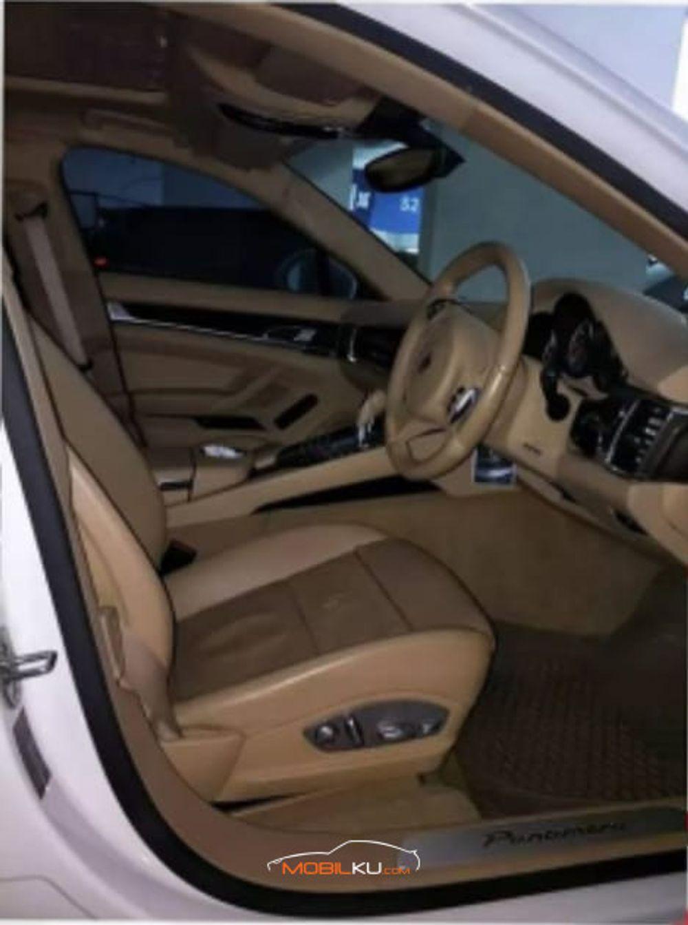 Mobil Porsche Panamera 2012