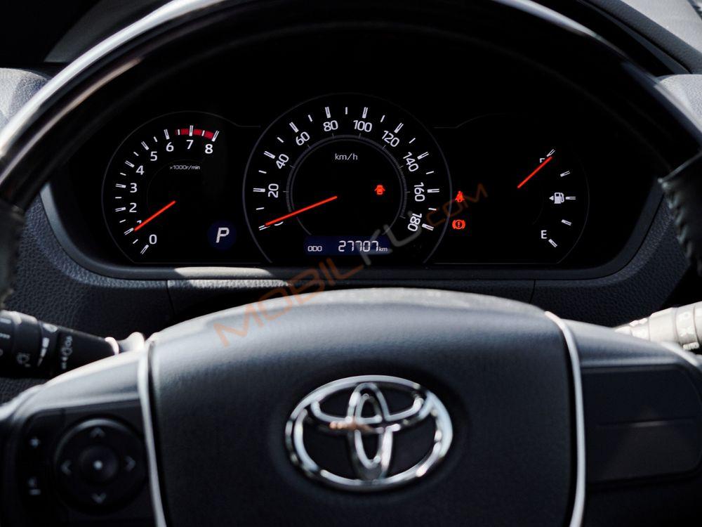 Mobil Toyota Voxy 2018