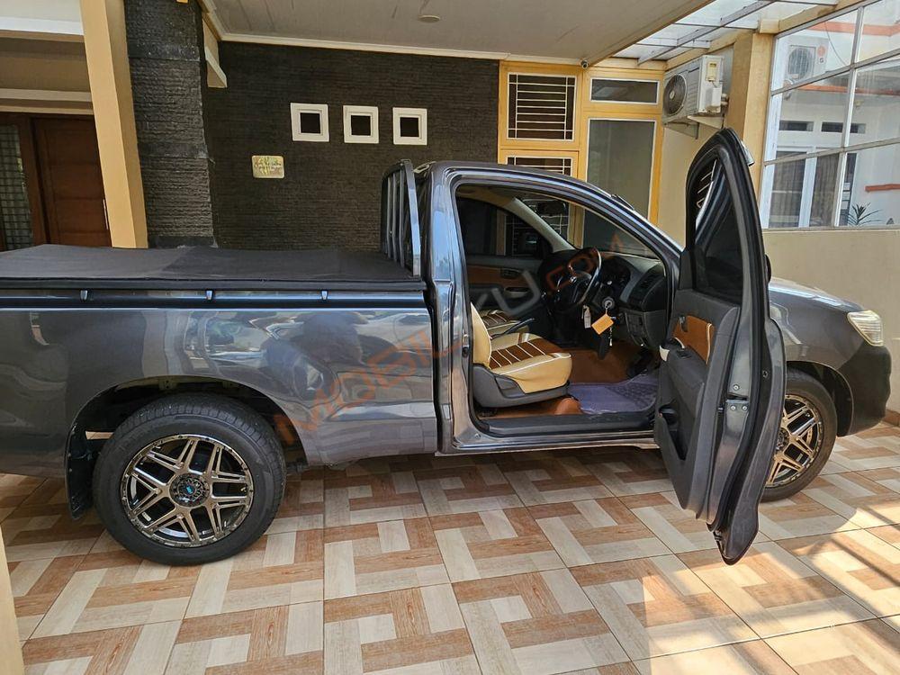 Mobil Toyota Hilux 2013