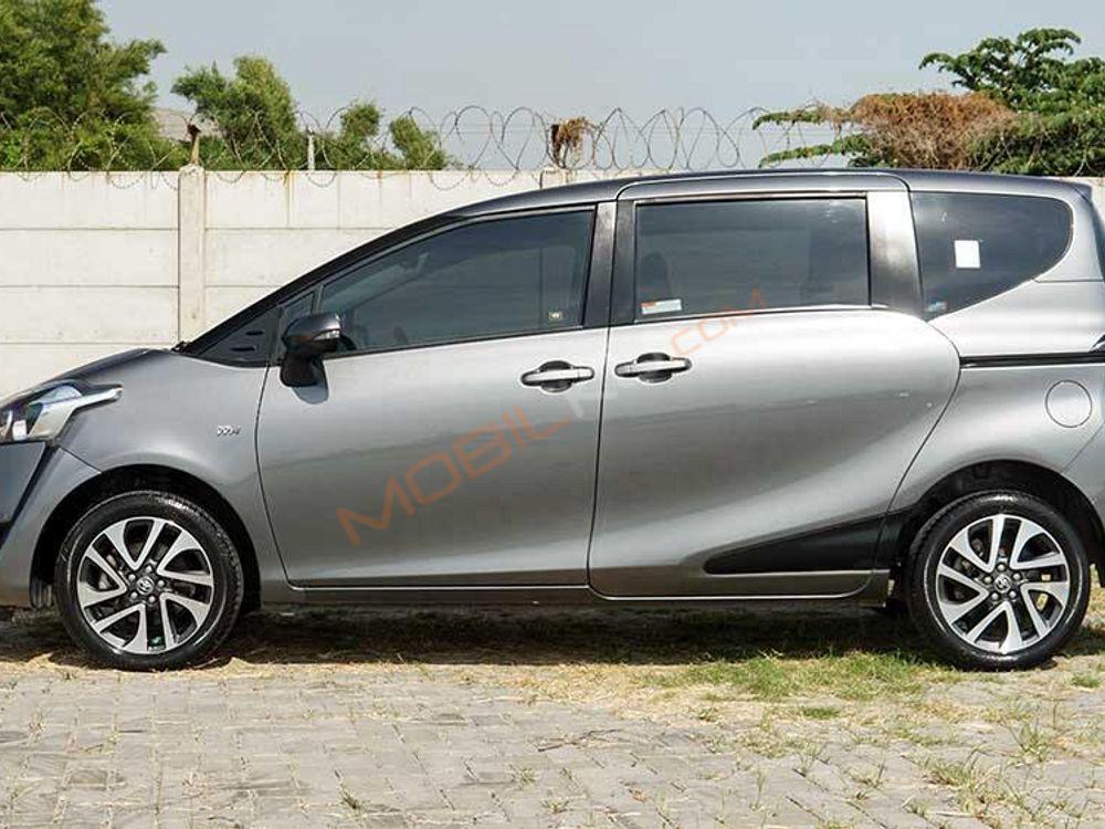 Mobil Toyota Sienta 2018