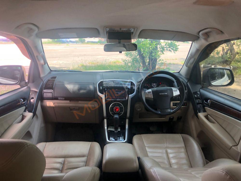 Mobil Isuzu MU-X 2017