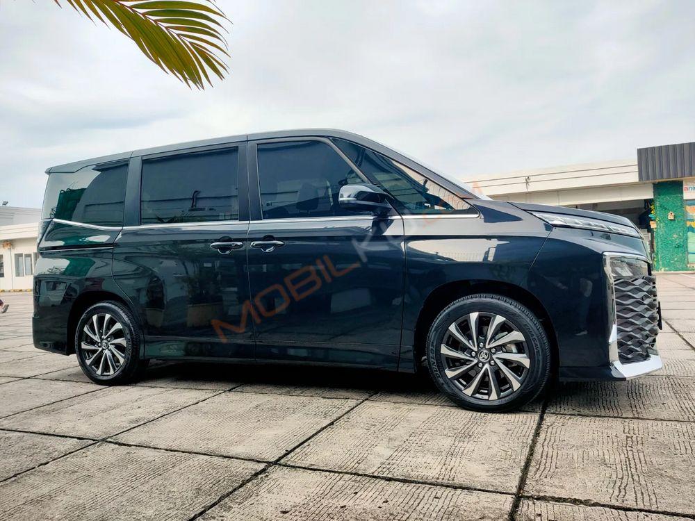 Mobil Toyota Voxy 2022