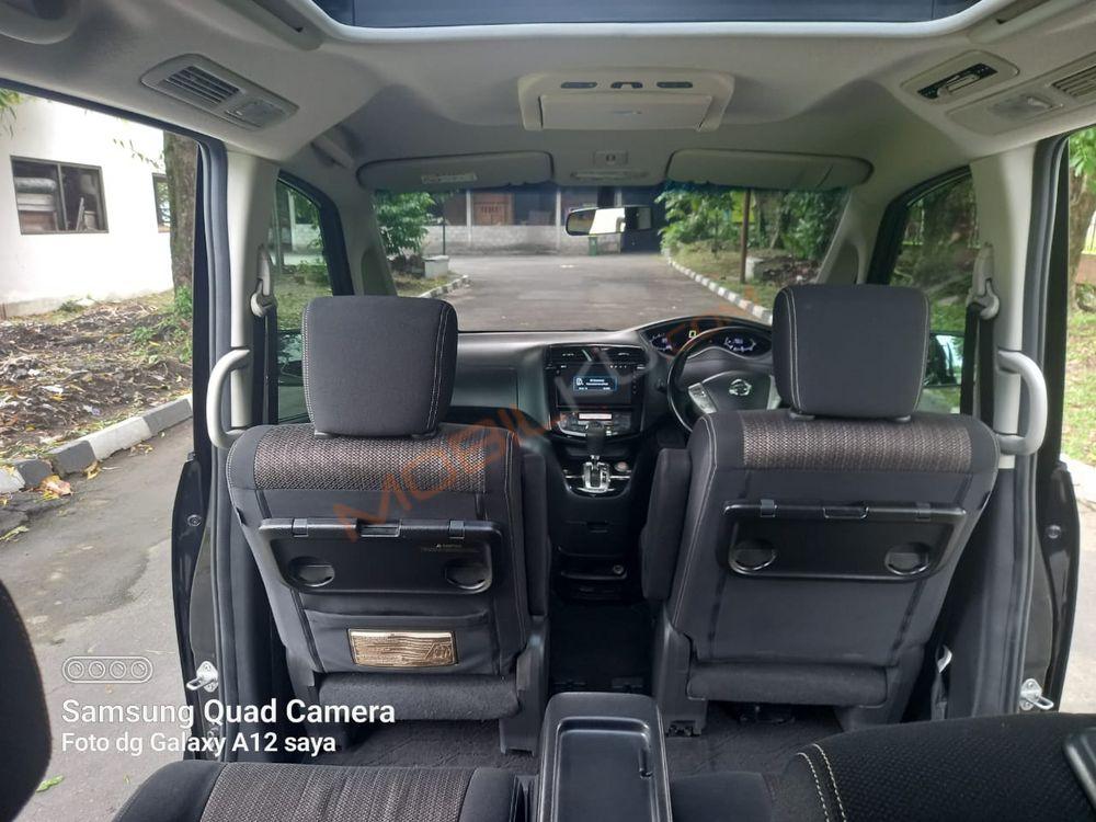 Mobil Nissan Serena 2016