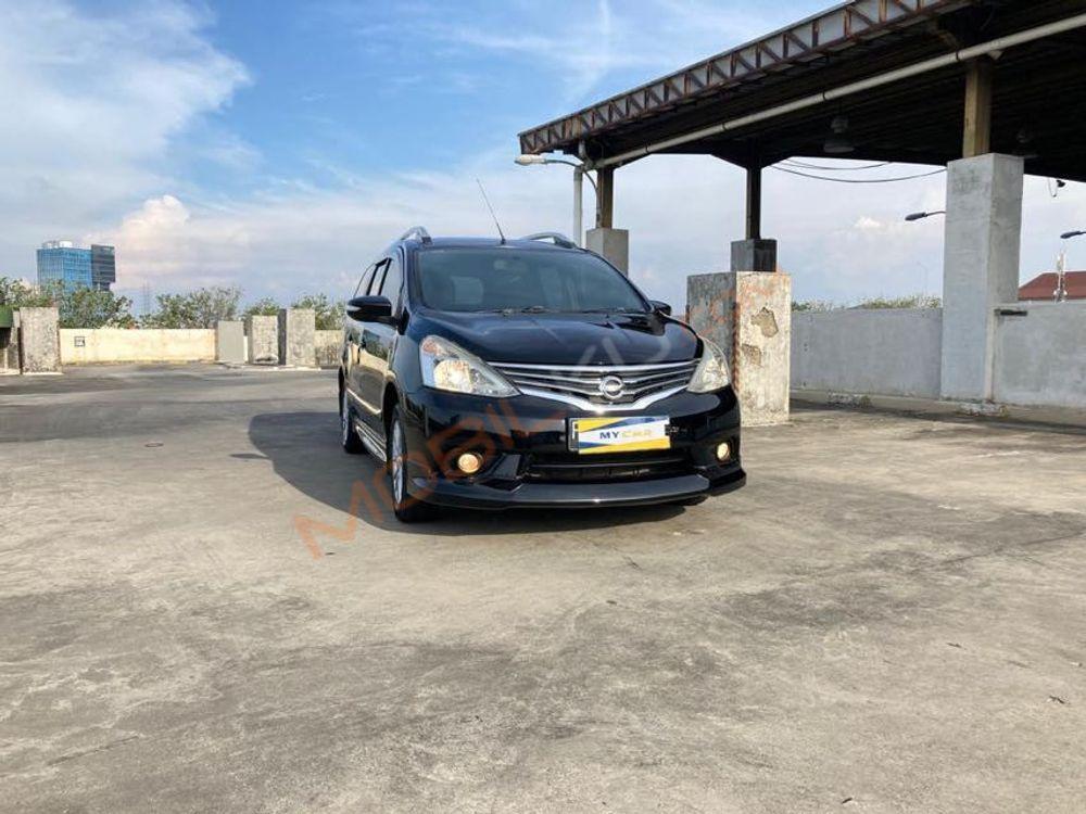 Mobil Nissan Grand Livina 2013