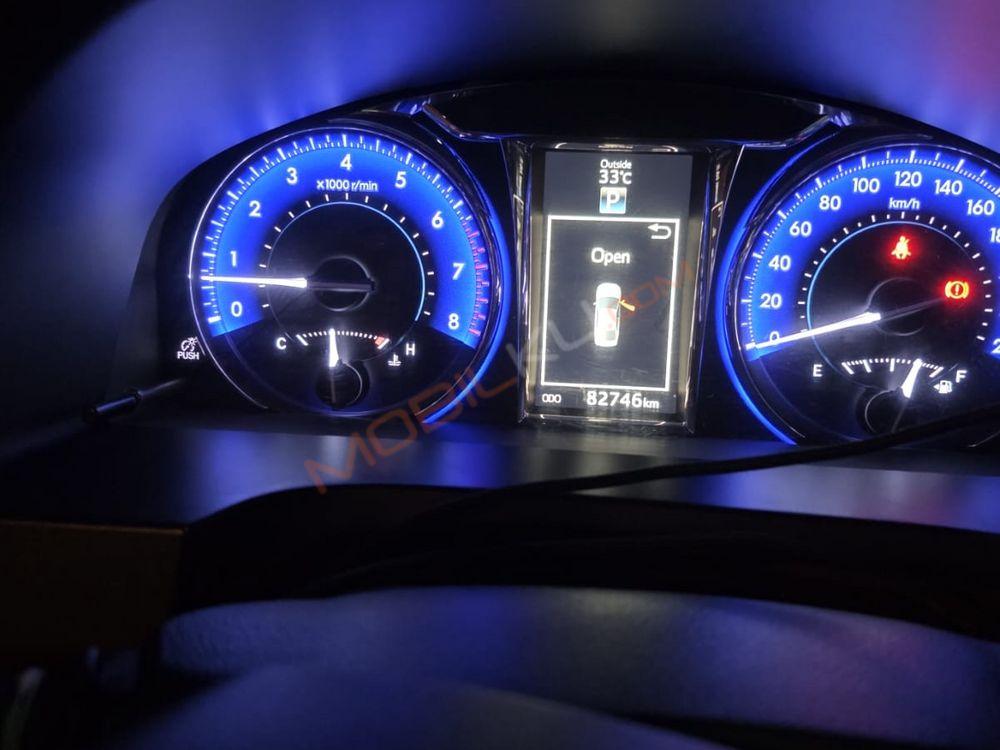 Mobil Toyota Camry 2016