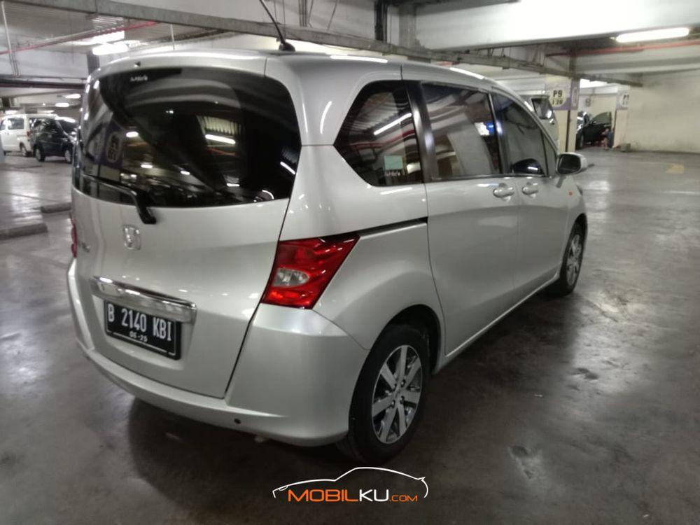 Mobil Honda Freed 2010