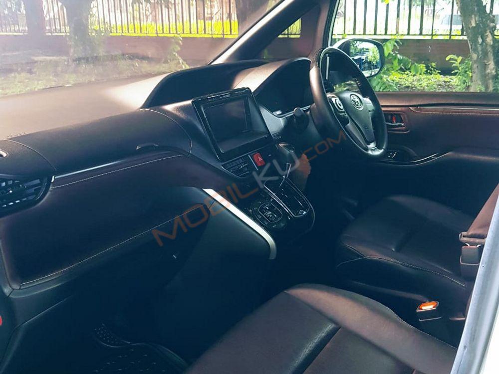 Mobil Toyota Voxy 2018