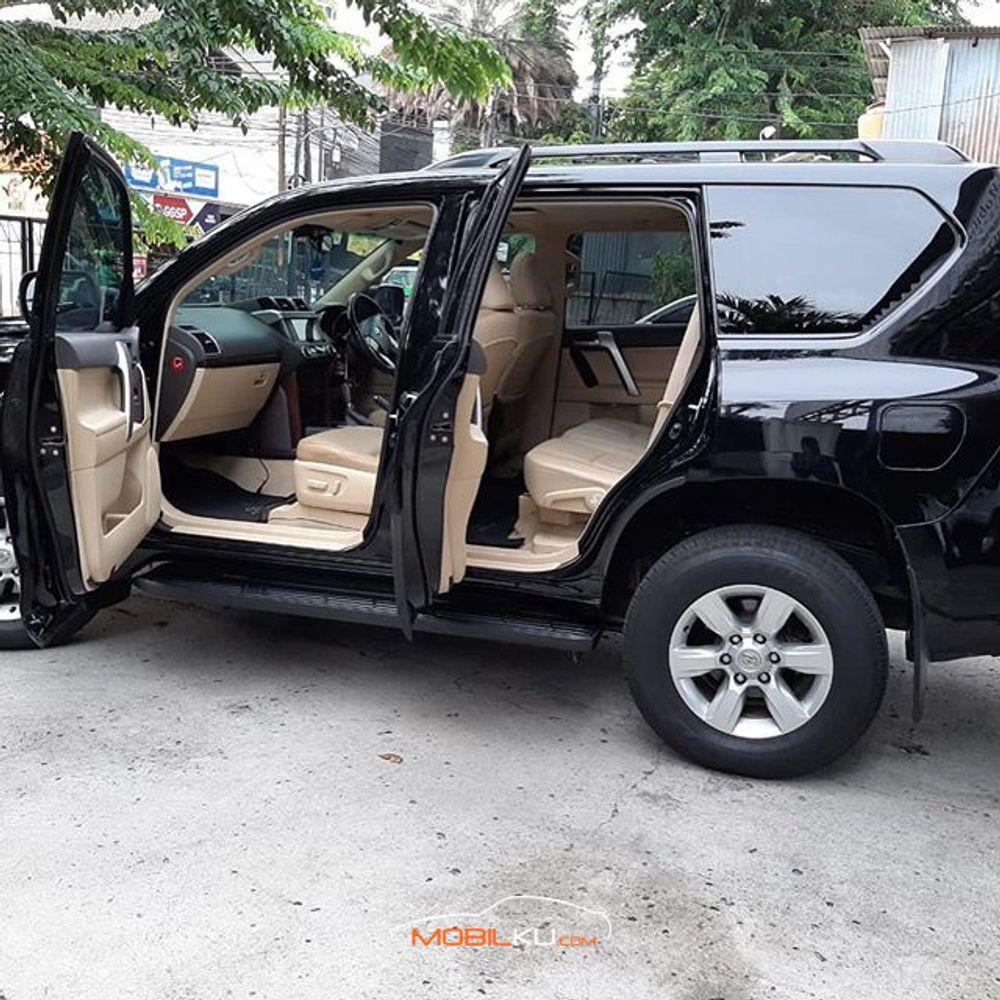 Mobil Toyota Land Cruiser 2014