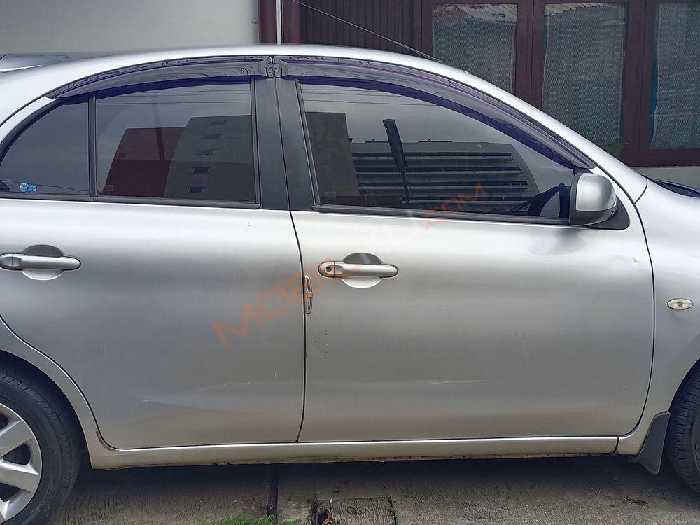 Mobil Nissan March 2011