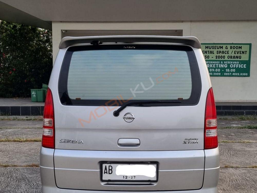 Mobil Nissan Serena 2011