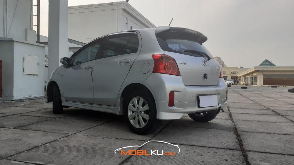 Mobil Toyota Yaris 2013
