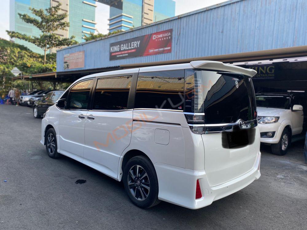 Mobil Toyota Voxy 2018