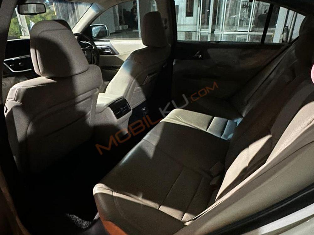 Mobil Honda Accord 2015