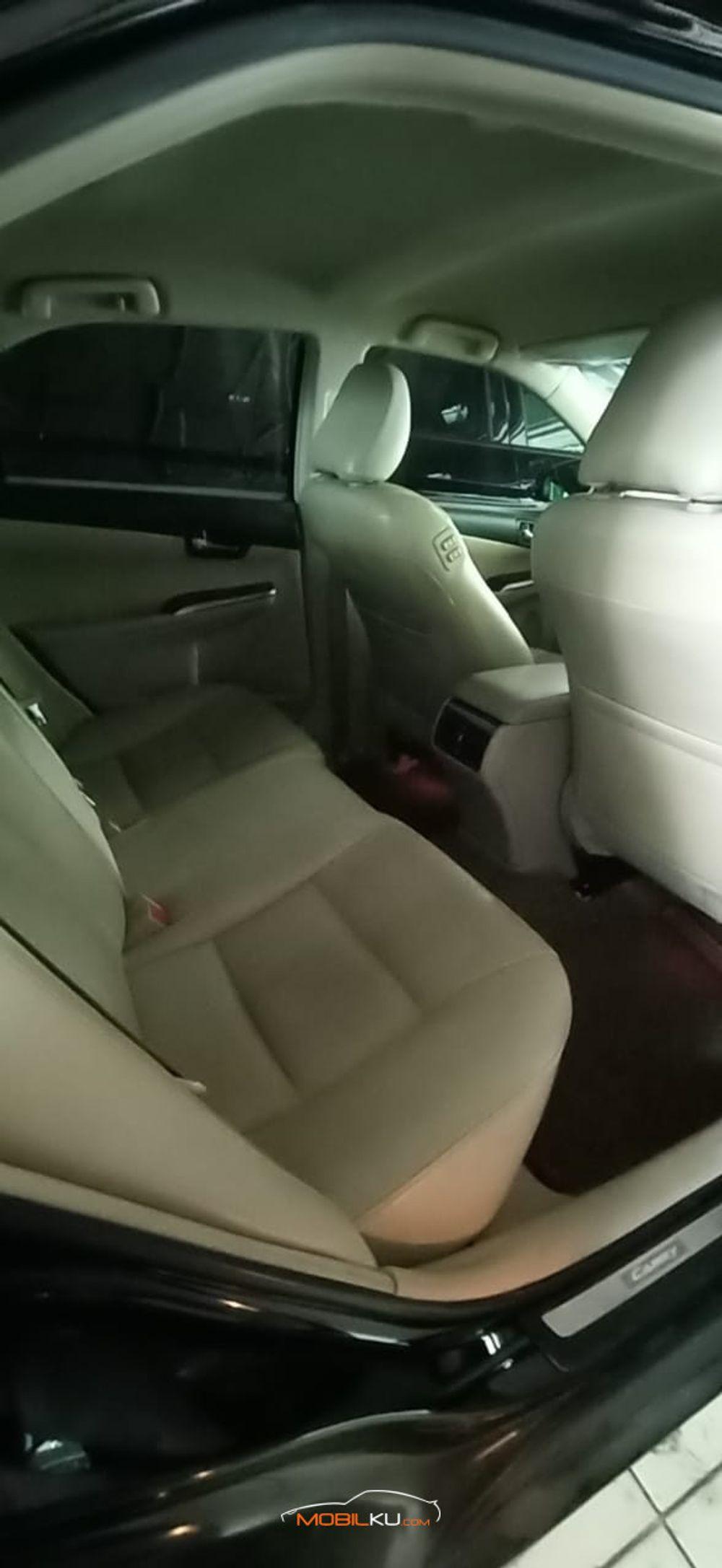 Mobil Toyota Camry 2012