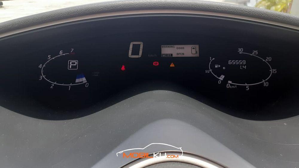 Mobil Nissan Serena 2015