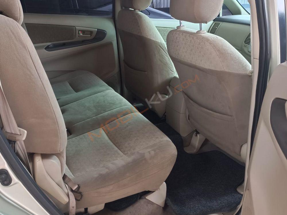 Mobil Toyota Kijang Innova 2013