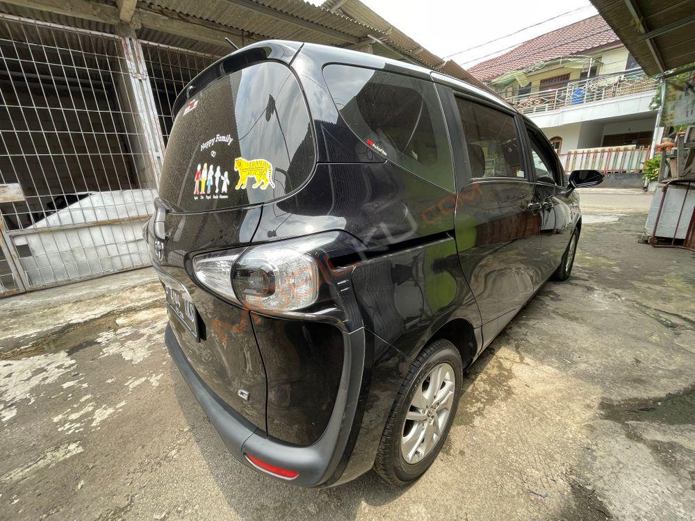 Mobil Toyota Sienta 2016