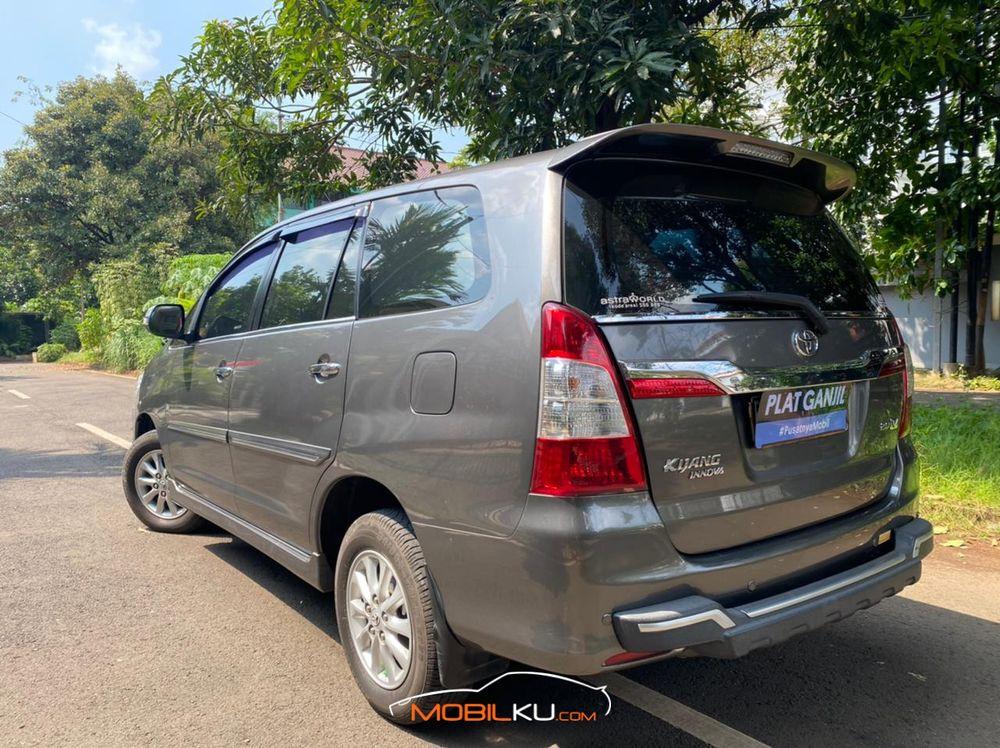 Mobil Toyota Kijang Innova 2014