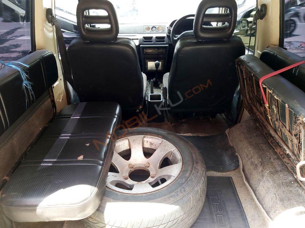 Mobil Daihatsu Feroza 1995