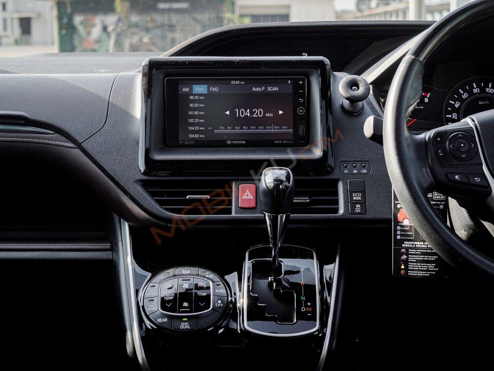 Mobil Toyota Voxy 2018