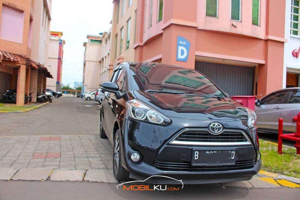 Mobil Toyota Sienta 2017