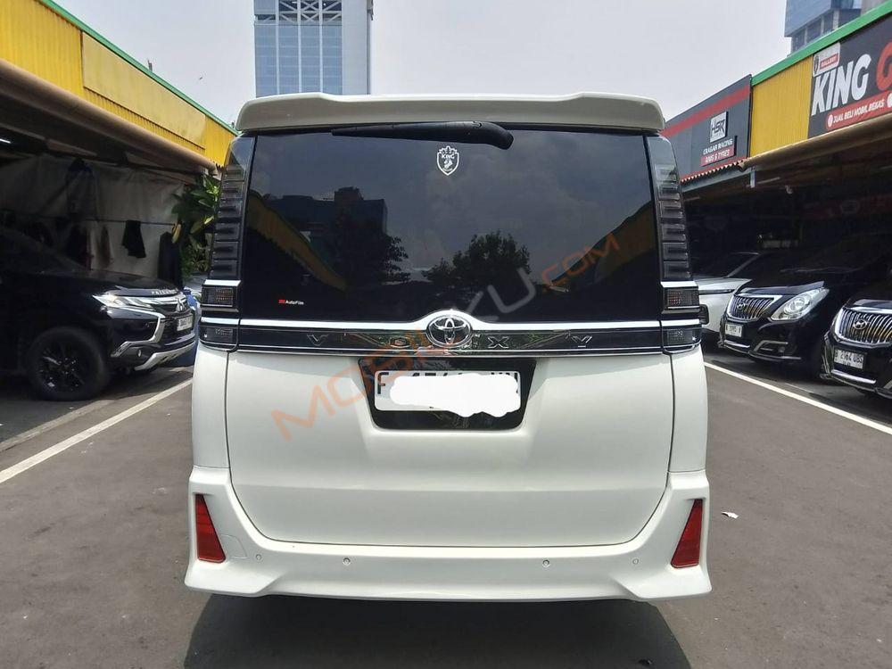 Mobil Toyota Voxy 2019