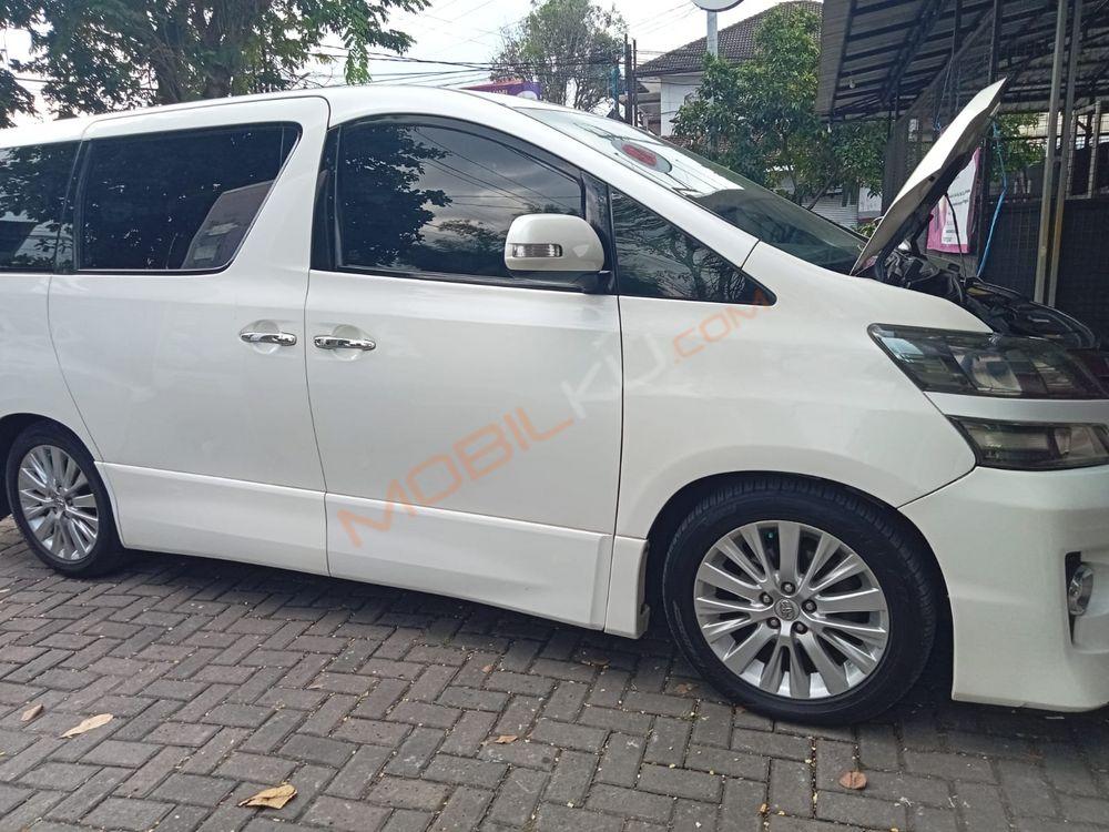 Mobil Toyota Vellfire 2012