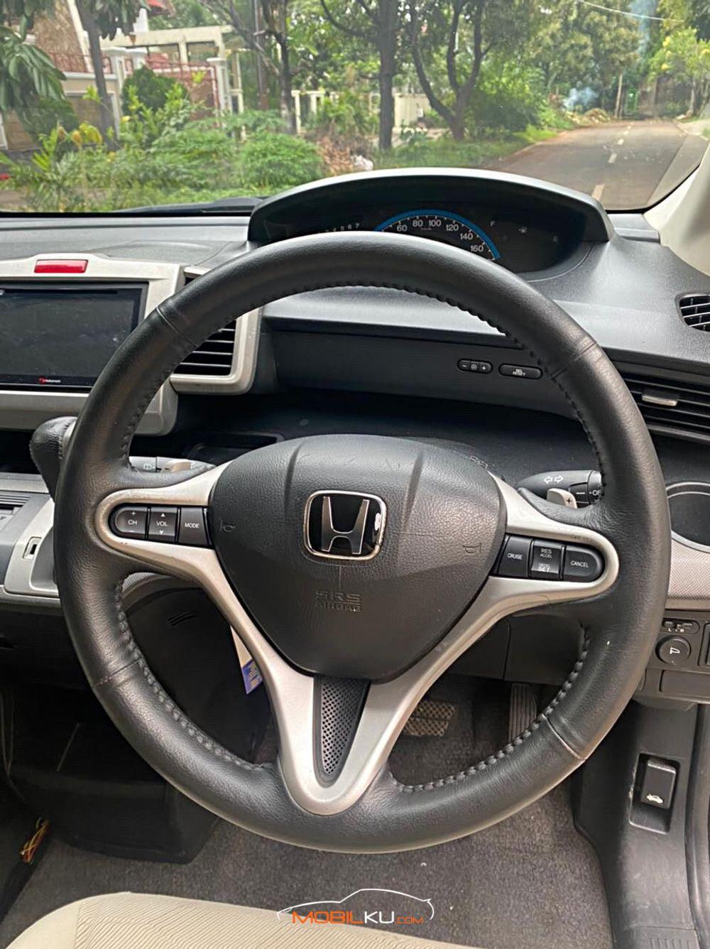 Mobil Honda Freed 2010