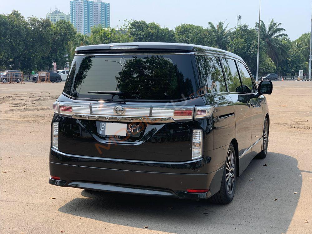 Mobil Nissan Elgrand 2014