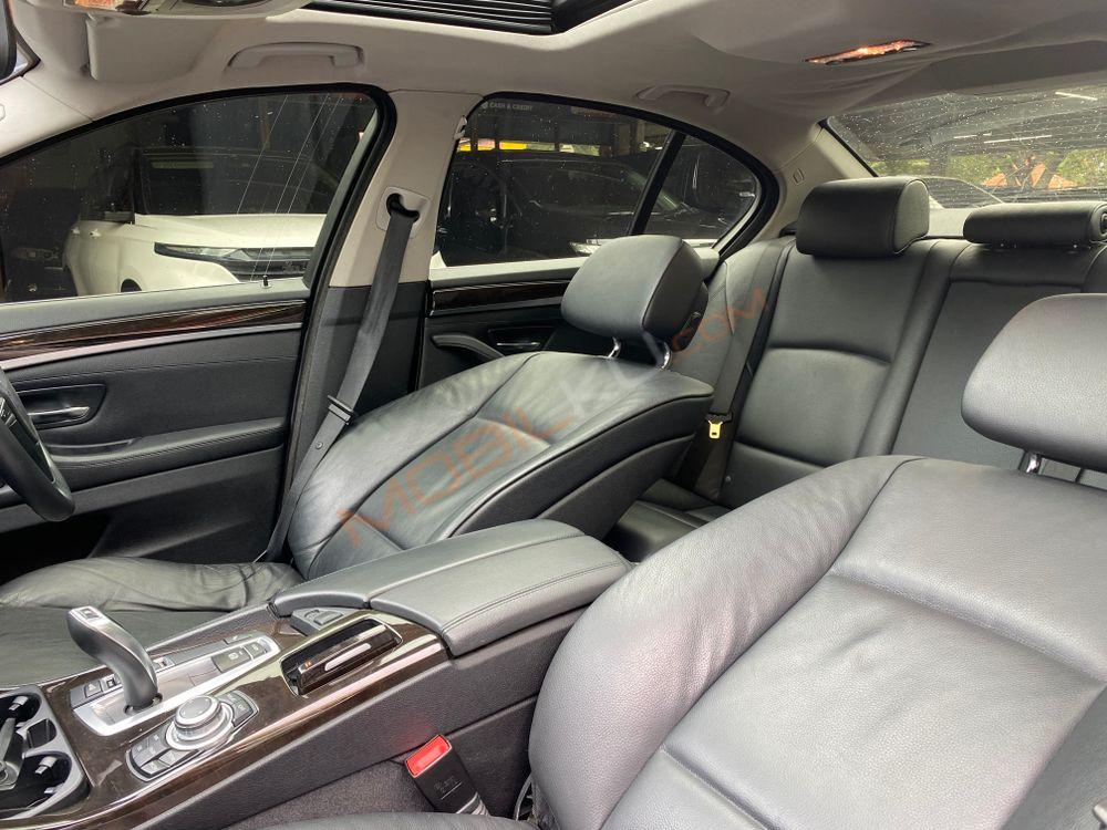 Mobil BMW 5 Series 2012