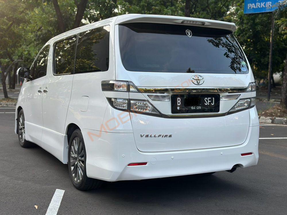 Mobil Toyota Vellfire 2015