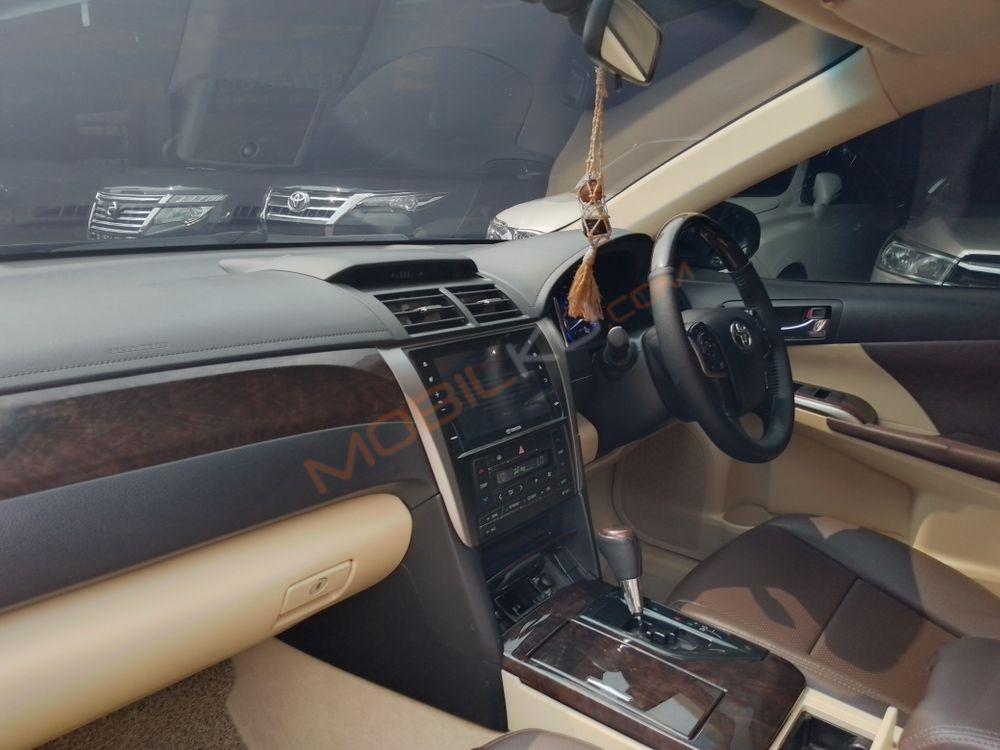 Mobil Toyota Camry 2015