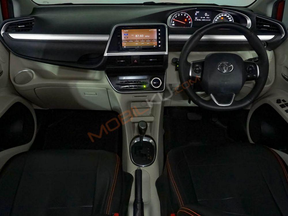 Mobil Toyota Sienta 2017