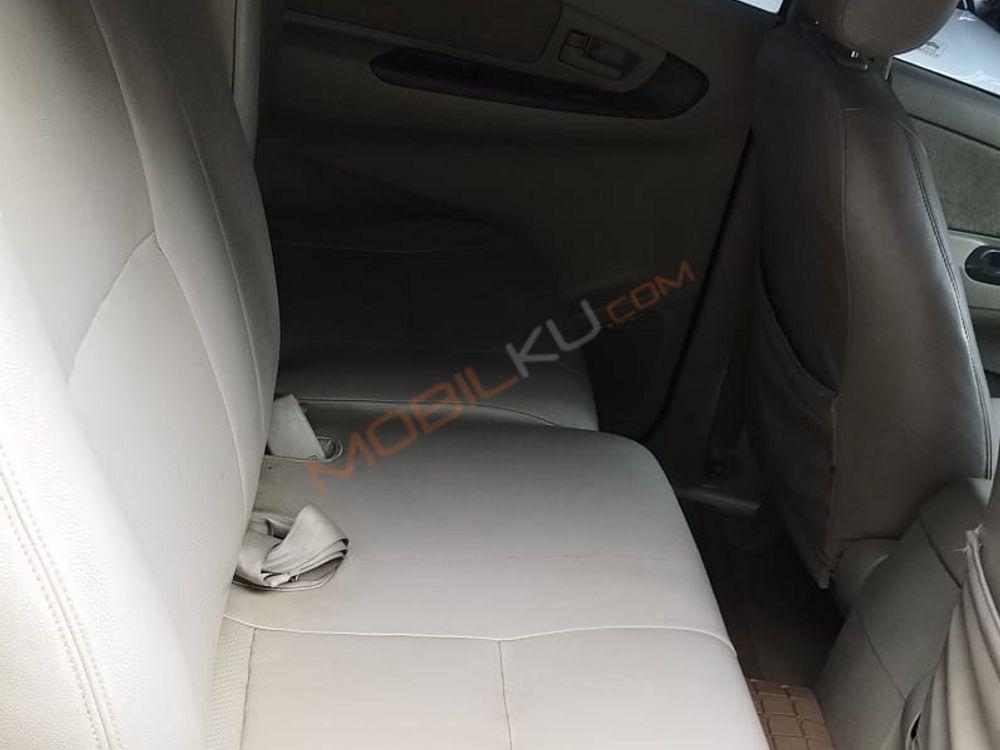 Mobil Toyota Kijang Innova 2010