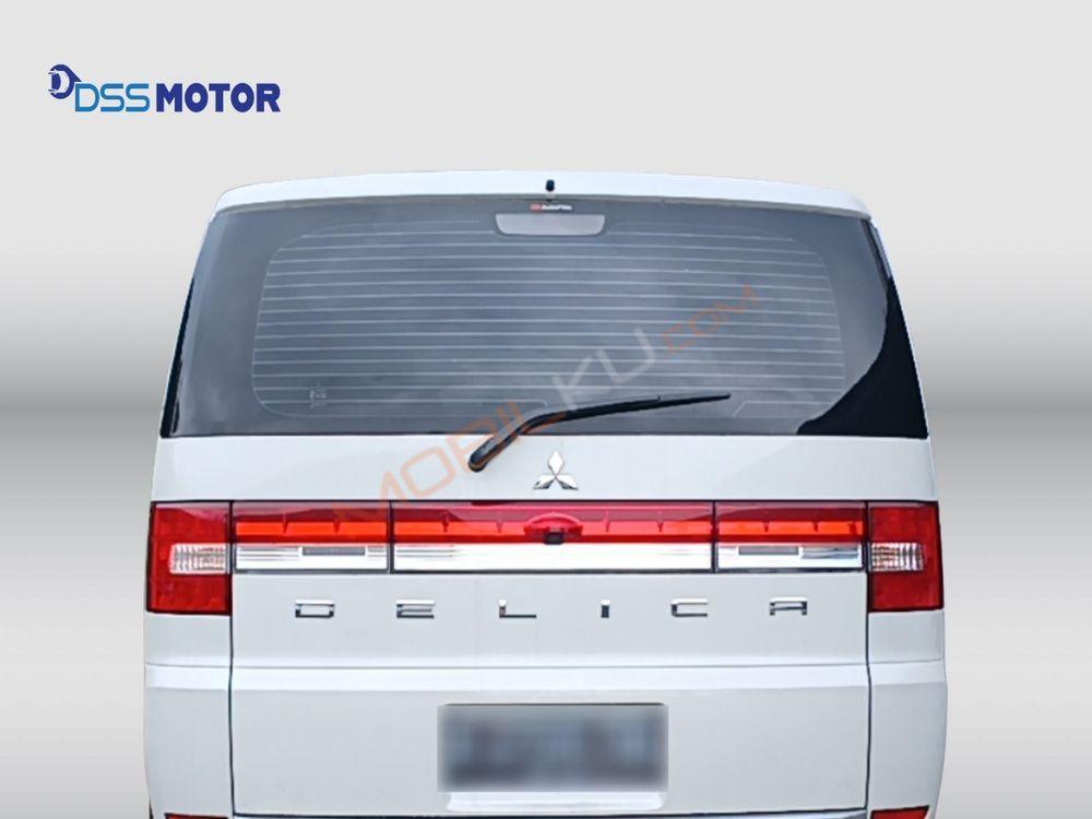 Mobil Mitsubishi Delica 2015